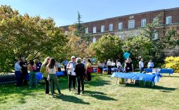 Attendees mingling at on the Alumni Hall lawn.